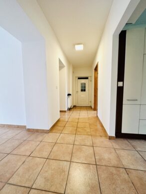 Großzügige, vermietete Wohnung mit 91,46 m² zu kaufen in der herrlichen Gemeinde Seebenstein. - bild