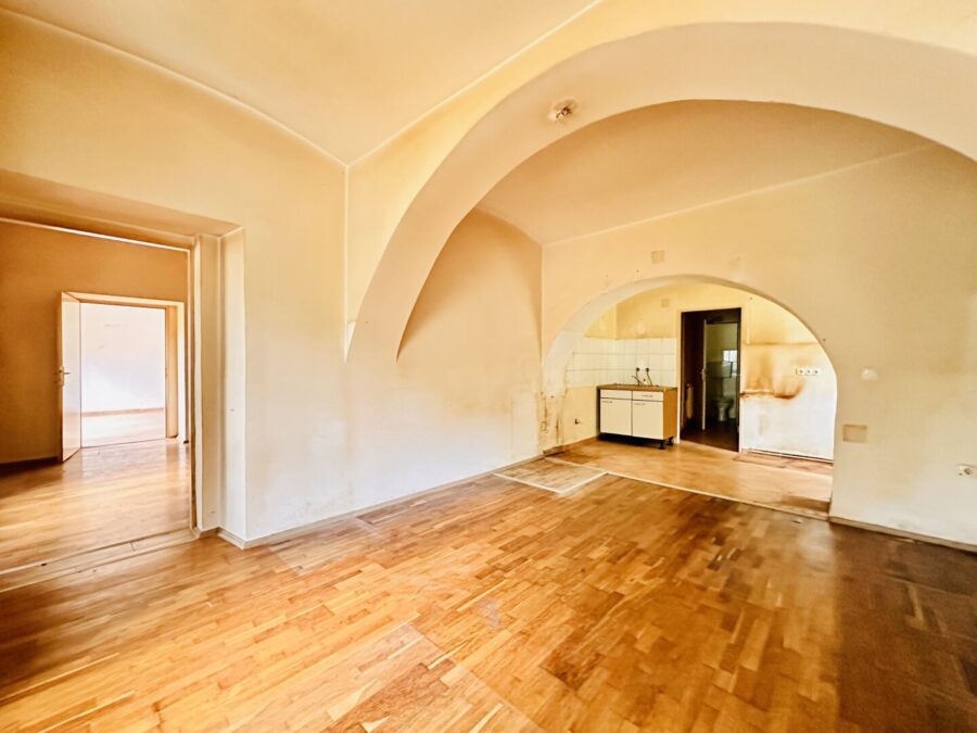 Sanierungsbedürftige Erdgeschosswohnung mit Gartenzugang im Zentrum von Reichenau an der Rax – 65 m² mit viel Potenzial - titelbild