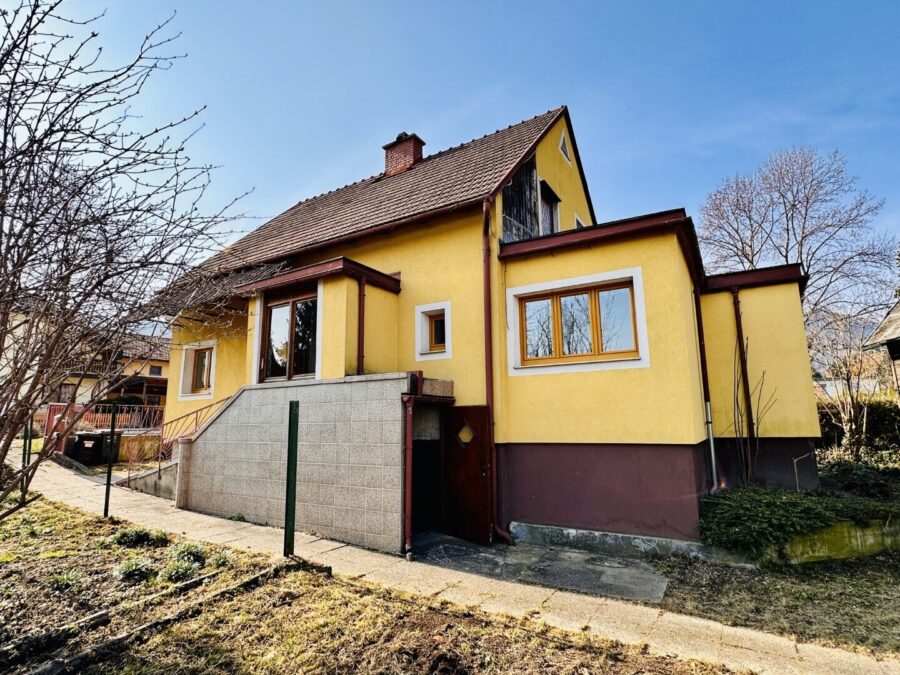 Geräumiges Einfamilienhaus mit Garten und Nebengebäude am Stadtrand von Gloggnitz – sofort verfügbar - titelbild