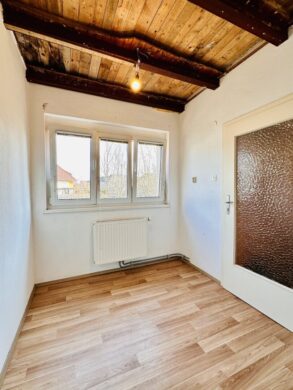 Geräumiges Einfamilienhaus mit Garten und Nebengebäude am Stadtrand von Gloggnitz – sofort verfügbar - bild