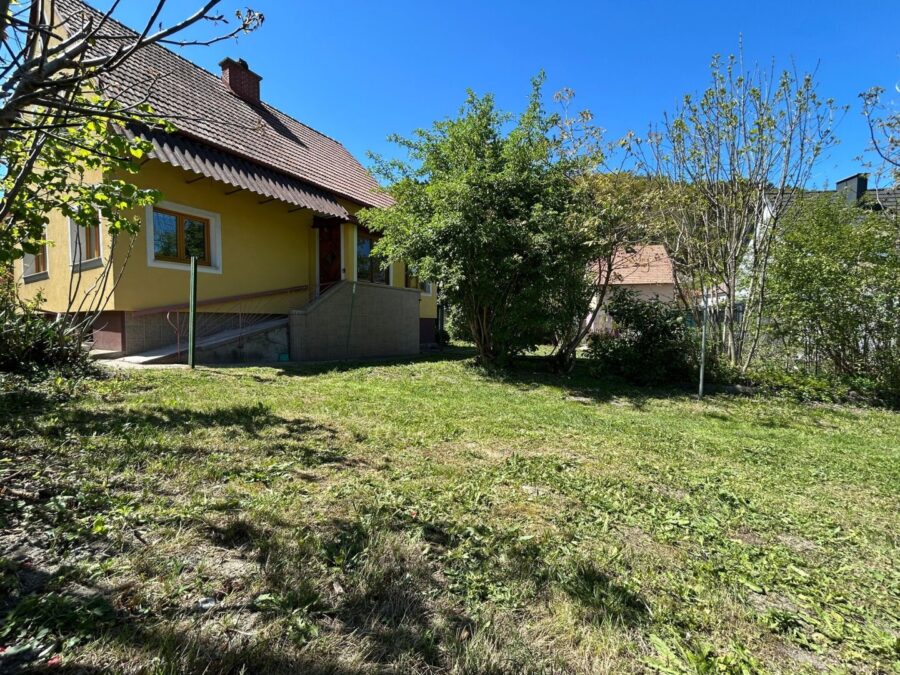 Geräumiges Einfamilienhaus mit Garten und Nebengebäude am Stadtrand von Gloggnitz – sofort verfügbar - titelbild
